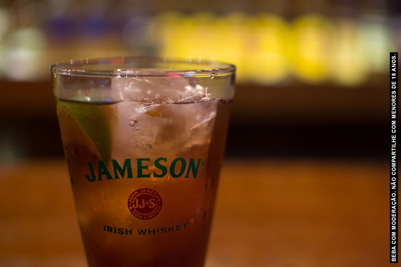 Um copo de Jameson em cima de uma mesa aparece em destaque